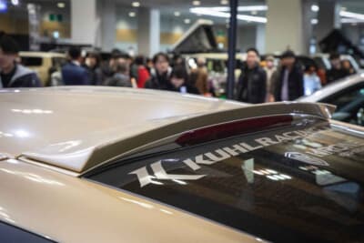 KUHL 34ZR-GTWR SPEC-D WIDEBODY：ルーフエンドのウイングも装備