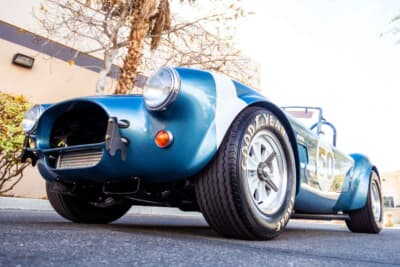14万8250ドル（邦貨換算約2300万円）で落札されたシェルビー「コブラ289FIA 50thアニバーサリー エディション」（C）Courtesy of RM Sotheby's