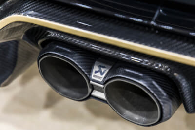 BMW G80型 M3セダン：マフラーはアクラポビッチをチョイスしている