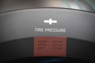 三菱 デリカD:5 ブラックエディション アクティブ シーカー:フェンダーには推奨空気圧が表記されている