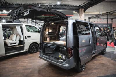 「オグショー」がプロデュースした日産NV200バネット：ベッドキットは簡単に取り付けることができる