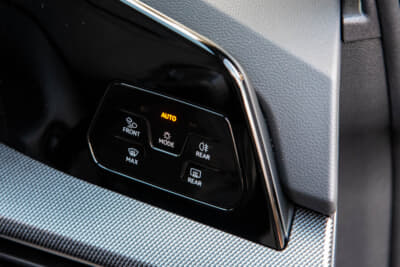 フォルクスワーゲン ゴルフ ヴァリアント TDI Rライン：ダッシュ右端にライティング関連スイッチが集約されている