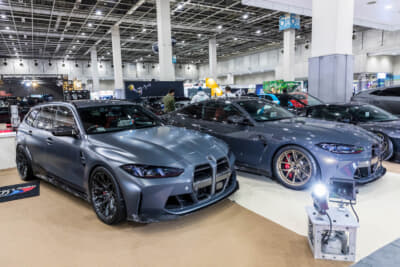 アルツモトーレンバウが展示したBMW G81型 M3ツーリング（左）と、G82型 M4クーペ（右）
