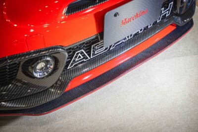 アバルト 595：マッキナ製のボディスタイリングキットが一式取り付けられている