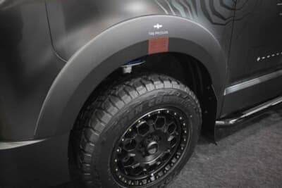 三菱 デリカD:5 ブラックエディション アクティブ シーカー:フェンダーには推奨空気圧が表記されている