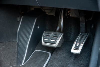 フォルクスワーゲン ゴルフ ヴァリアント TDI Rライン：足元にはしっかりしたフットレストを備える