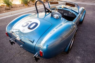 14万8250ドル（邦貨換算約2300万円）で落札されたシェルビー「コブラ289FIA 50thアニバーサリー エディション」（C）Courtesy of RM Sotheby's