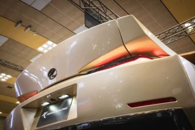 GR SUPRA 90R-GTWR SPEC-D WIDEBODY：リアバンパーは大型のウイングを含めて、3分割の落とし込みデザインが特徴だ