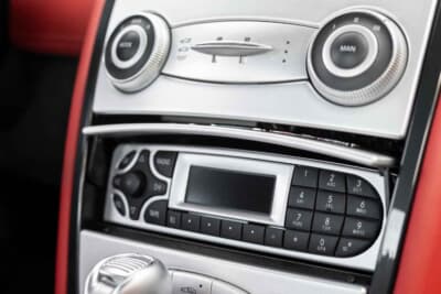 「71万5000ドル（邦貨換算約1億1153万円）で落札されたメルセデス・ベンツ「SLRマクラーレン・エディション」（C）Bonhams」