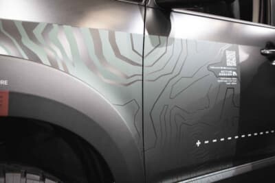 三菱 デリカD:5 ブラックエディション アクティブ シーカー:三菱自動車のテストコースがある北海道・十勝の地形をデザインしたグラフィックスを採用