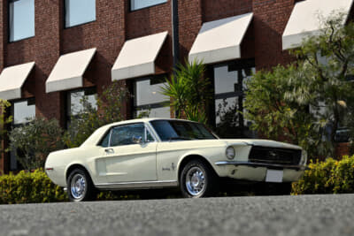 1968年式 フォード 初代 マスタング：かのフォード「GT40」にも影響を及ぼしたとされる同名のミッドシップ小型プロトタイプから、デザインエッセンスが引用されている