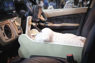 日産 キャラバン：センターコンソールは、愛犬を意識した新作のセンターBOXになっている