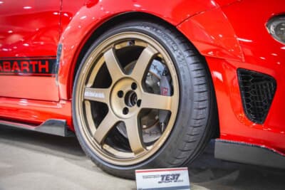 アバルト 595：ホイールはマッキナ専売モデルのレイズ製TE37 SAGA S-plus（17×8.5＋17）をセレクト