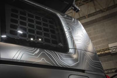 三菱 デリカD:5 ブラックエディション アクティブ シーカー:三菱自動車のテストコースがある北海道・十勝の地形をデザインしたグラフィックスを採用