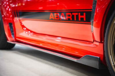 アバルト 595：マッキナ製のボディスタイリングキットが一式取り付けられている