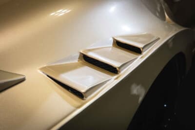 GR SUPRA 90R-GTWR SPEC-D WIDEBODY：フェンダーダクトからは、ドリフト中に激しくタイヤスモークを吐き出す作りになっている