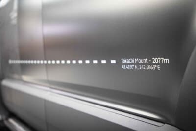 三菱 デリカD:5 ブラックエディション アクティブ シーカー:ラッピングには、三菱自動車のテストコースがある北海道・十勝のの等高線や標高、緯度が表されている