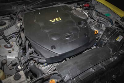 Zリーリア：エンジンはステージアのまま。V6の文字はイカヅチイエローとなっている