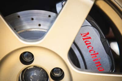 アバルト 595：15色もあるマッキナオリジナルのブレーキキャリパーカバーも人気商品だ