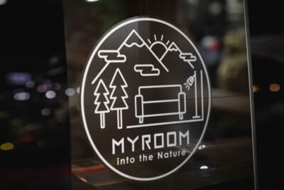 日産がプロデュースした日産キャラバン：サイドのガラスには「MY ROOM」のステッカーが配置される