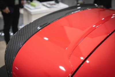 アバルト 595：リアスポイラーエンドにはカーボンスポイラーが追加されている