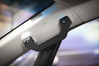 三菱 デリカD:5 ブラックエディション アクティブ シーカー:Billet Side Assist Gate Gripを装着