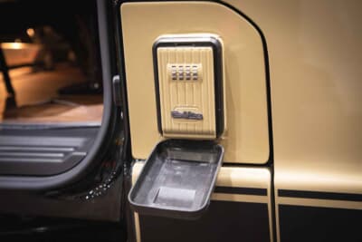 「ボディライン」がプロデュースした日産NV200バネット：運転席のドアの脇には、ロック式のキーボックスがあり、クルマを施錠した後、鍵を持たずに海に入れる工夫も見られた