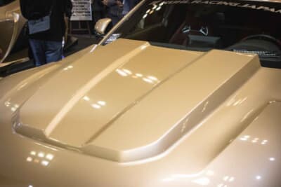 GR SUPRA 90R-GTWR SPEC-D WIDEBODY：V12気筒エンジンでも搭載しているかのごとく持ち上げられたボンネットフード