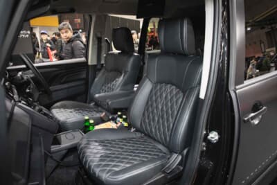 三菱 デリカD:5 ブラックエディション アクティブ シーカー:フロアマットやライト、ナビゲーションなどが変更されている