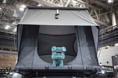 三菱 デリカD:5 ブラックエディション アクティブ シーカー:ポップアップテントにはデリ丸の姿も