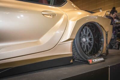GR SUPRA 90R-GTWR SPEC-D WIDEBODY：フロントからリアにかけてよく見ていくと、じつは美しく流れるデザインとして設計されていることが伝わる