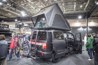 三菱 デリカD:5 ブラックエディション アクティブ シーカー:リアには、ポップアップテントに上るためのリアラダーやサイクルキャリアが追加されている