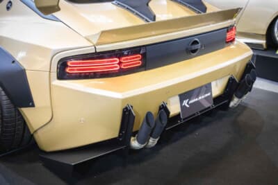 KUHL 34ZR-GTWR SPEC-D WIDEBODY：マフラーエンドが上方に向けてスラッシュカットされている