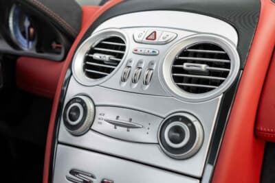 「71万5000ドル（邦貨換算約1億1153万円）で落札されたメルセデス・ベンツ「SLRマクラーレン・エディション」（C）Bonhams」