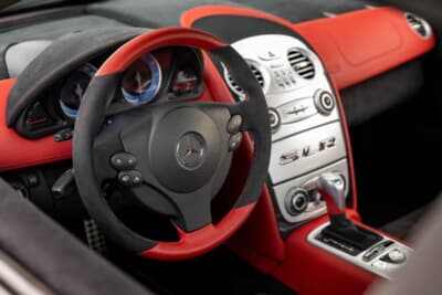 「71万5000ドル（邦貨換算約1億1153万円）で落札されたメルセデス・ベンツ「SLRマクラーレン・エディション」（C）Bonhams」