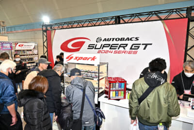 スーパーGTブースでは精巧なSPARK製モデルカーも展示