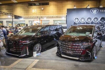 新作のスタイルキットを装着したトヨタ アルファード（左）、ヴェルファイア（右）