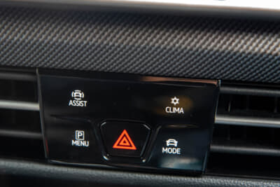 フォルクスワーゲン ゴルフ ヴァリアント TDI Rライン：ダッシュ中央には各セッティング画面へのショートカットスイッチ