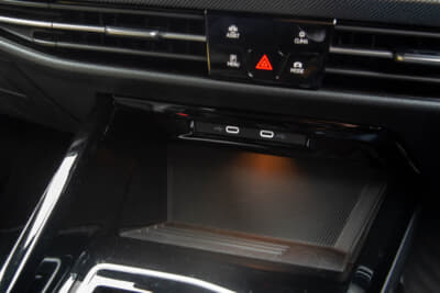 フォルクスワーゲン ゴルフ ヴァリアント TDI Rライン：USB端子たスマホの非接触型充電も備わる