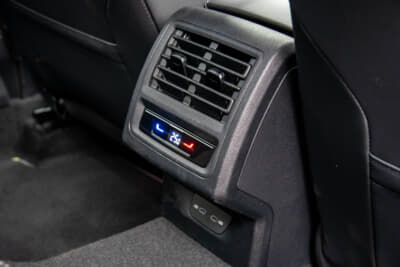 フォルクスワーゲン ゴルフ ヴァリアント TDI Rライン：後席にもUSB端子が備わる