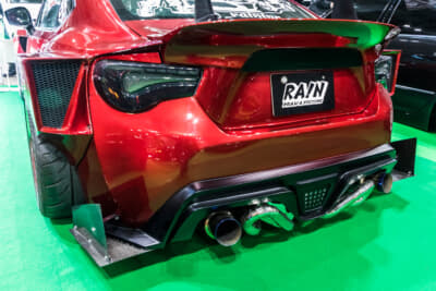 アートスタイル トヨタ 86：リアのディフューザー部分も独特のレイアウトを持つエグゾーストシステムを採用