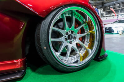 アートスタイル トヨタ 86：フロントは18×10.5Jのディープリムに255/35R18サイズのタイヤを履く