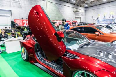 アートスタイル トヨタ 86：左右ドアはシザーズ化し、ルーフには後付けのサンルーフを装着している