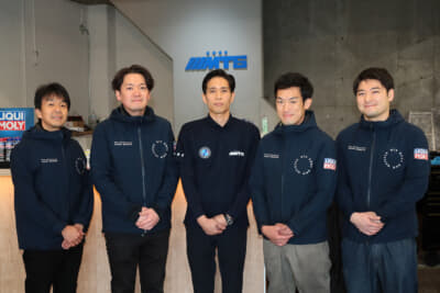 水野代表（中央）を含め、 5人のスタッフで運営。いずれもBMWに精通