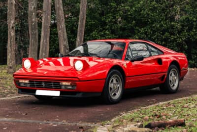 9万2000ユーロ（邦貨換算約1500万円）で落札されたフェラーリ「GTBターボ」（C）Courtesy of RM Sotheby's