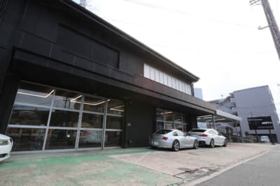 メインのピットはガラス張りで道路からもよく見える。ここでは日常点検・比較的軽整備を行う