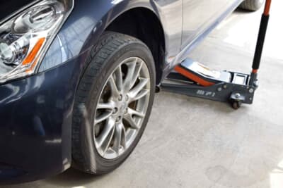 ジャッキアップポイントを確認してから車体を持ち上げる