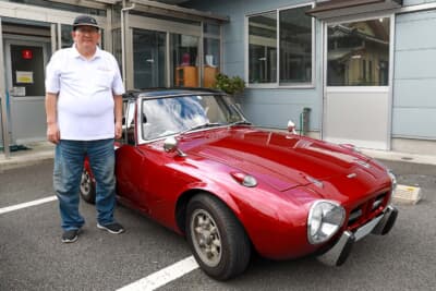 1965年式のトヨタ スポーツ800とオーナーの長谷川善規さん