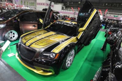 クライスラー 300C SRT8：デザインセンスとマスキングテクニックやバランス感覚が試されるグラフィックスペイント。その仕上げは見事である