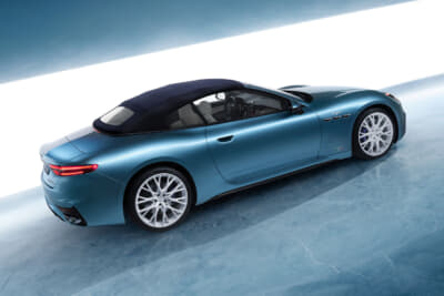 マセラティ グランカブリオ トロフェオ ONE of ONE–THE I.C.E.:ブルーマリンのソフトトップを採用